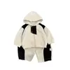 Traje Elegante Estilo Coreano para Bebês Meninos para o Início da Primavera, Moletom com Capuz Colorido Estiloso para Primavera e Outono e Calça Cargo Casual