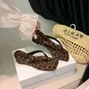 Chinelos Anabela Estampa de Leopardo para Mulheres, Novo Estilo de Férias Verão 2026, Sandálias de Praia Abertas