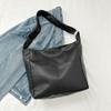 Commuter grande capacidade moda saco de ombro de cor sólida para mulheres 2023 outono e inverno Nova versátil coreana estilo retro tote bag
