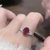 Anillo Sombra de Llama para Mujer, Zircón Rojo Ovalado Microincrustado, Sensación de Lujo Ligero de Gama Alta, Accesorio Versátil para la Mano para el Viaje Diario Romántico