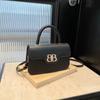 Nova Bolsa Quadrada Pequena de Temperamento Retrô da Primavera 2025 Bolsa de Ombro Transversal Casual para o Dia a Dia Bolsa Feminina com Fecho Personalizado