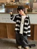 TaiRu 2026 Otoño Nuevo Estilo Suéter Cardigan Rayado Casual para Niños Chaqueta de Punto Moda Coreana Infantil Moderna