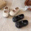 Sapatos Pequenos de Couro para Meninas 2026 Novos Sapatos de Princesa com Laço para Primavera e Outono Bebê Sapatilhas de Solado Macio Sapatos de Meninas