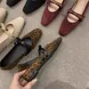 Zapatos franceses de tacón grueso extremadamente elegantes para mujer para usar al aire libre, nuevo modelo primavera-verano 2025, adecuados para combinar con faldas, zapatos Mary Jane poco profundos estilo abuela