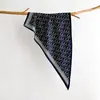 Primavera de 2026 Nova Moda Cachecol de Pescoço com Estampa de Letras Lenço de Pescoço Versátil Lenço de Seda Triângulo Elegante Cachecol de Pescoço Profissional