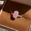 Anillo de Hielo Flor Amarillo Huevo de Paloma Exquisita Artesanía de Gama Alta con Diamante de Alto Carbono y Gema de Litio Púrpura Anillo con Forma Ovalada de Color Fuego Brillante