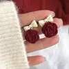 Pendientes de Hilo de Plata Vintage Rosa Otoño e Invierno Nuevos Simples Personalizados de Nicho Elegantes con Lazo para Mujer Pendientes Rojos de Flocado