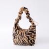 Otoño e Invierno Nuevo Bolso de Piel con Estampado de Leopardo para Mujer Estilo Coreano de Moda Bolso Hombro tipo Bollo Bolso Cruzado con Estampado de Cebra Bolso de Peluche
