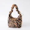 Bolso peludo de Otoño e Invierno, Bolso de mujer con estampado de leopardo retro, Bolso de hombro moderno callejero, Bolso cruzado de gran capacidad, Bolso de felpa, Versátil