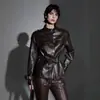 Chaqueta de cuero estilo Hong Kong retro con cuello mao y cintura con cordón para mujer, chaqueta de cuero de trabajo de otoño con bolsillo, chaqueta biker ajustada estilo Hong Kong