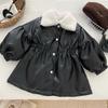 Vestido de Couro para Meninas de Inverno 2025 Novo Aveludado Engrossado Comprimento Médio Roupa Externa Cintura de Menina Pequena Saia Infantil