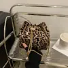 Bolso Cubo de Moda con Estampado de Leopardo para Mujer, Elegante Diseño de Cadena, Nuevo Estilo Otoño e Invierno, Bolso Cruzado Elegante y Único