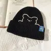 Gorro de Punto Cálido para Otoño e Invierno Lindo Oso de Dibujos Animados Bordado Gorro de Lana Estudiante Todo Fósforo Gorro Jersey Mostrando la Cara Gorro Pequeño para el Frío