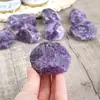 Proveedores de fabricantes Piedra en bruto de amatista natural partículas grandes amatista profunda piedra de aromaterapia piedra de fragancia decoración de acuario