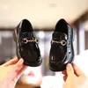 Sapatos Pequenos de Couro para Meninas Primavera e Outono Novo Estilo Coreano Sapatos Loafers Flats Retrô para Crianças Sapatos de Princesa em Couro Envernizado Sapatos de Performance