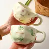 Caneca de cerâmica minimalista pintada à mão com motivos florais e creme, caneca de alto valor para uso doméstico, caneca de chá de verão, caneca criativa