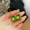 Nuevos pendientes y tachuelas de moda europea y americana de diamante cuadrado esmeralda simples y elegantes para mujer al por mayor