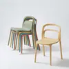 Silla de plástico estilo nórdico con respaldo engrosado, silla de comedor apilable simple para balcón exterior para espacios pequeños
