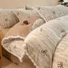 Juego de ropa de cama de cuatro piezas de terciopelo de leche tallado, edredón y juego de sábanas de forro polar coral engrosado y cálido para invierno