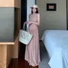 Conjunto de duas peças novo para o início do outono: top de tricô floral com gola alta estilo francês e saia de cintura alta, com um toque moderno e elegante