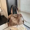 2025 Nueva Moda Bolso de Hombro con Remaches Bolso Tote de Gran Capacidad para Mujer de Alta Gama Casual Versátil para Ir al Trabajo Bolso de Axila