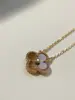 El collar de trébol de cuatro hojas de oro V de alta gama, chapado en oro de 18 quilates, es una cadena para la clavícula con colgantes de calcedonia rojo rosado, ágata y concha blanca.