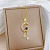 [Acero de Titanio] Luz de Proyección con Borla de Luna Estilo Lujoso Hermoso Collar Totalmente de Diamantes para Mujer Cadena para Clavícula Más Fácil de Combinar Acero de Titanio