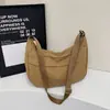 Outono 2026 Novo Estilo Coreano de Alto Valor Bolsa de Dumpling Feminina Cor Sólida Casual Simples Leve Moda para o Dia a Dia Bolsa Transversal
