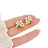 Aretes de Esmalte Perla Flor de Naranjo Kumquat para Mujer, Estilo Sencillo de Lujo Ligero de Nicho, Aretes Estilo Bosque con un Toque de Alta Gama