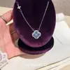 Colar Flor da Sorte de Quatro Folhas Totalmente Cravejado Super Brilhante para Mulheres, Corrente de Clavícula Choker de Luxo Leve de Nicho de Alta Qualidade, Acessório de Pescoço de Verão