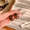 Brincos Geométricos Estampa Leopardo de Luxo Leve para Mulheres, Brincos Versáteis de Alta Qualidade Retrô, Novos Brincos Elegantes Populares de Nicho 25 Anos