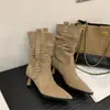 [] Botas de camurça retrô com bico fino e salto alto franzidas, novo estilo outono e inverno com fivela de cinto, botas western de cano médio para mulheres