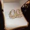 Pendientes Florales Geométricos con Tachuelas de Diamante Aguja Plateada, Pendientes Versátiles de Tendencia de Nicho Únicos y de Moda, Pendientes de Lujo Ligero de Gama Alta para Mujer