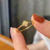 Anel Fino de Trevo de Quatro Folhas com Cravação de Diamante para Mulheres Doce Leve Luxo Ins Minimalista Versátil Anel para Dedo Indicador Anel Colorfast de Aço Titânio