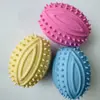 Venta al por mayor de fábrica juguetes para perros pelota de granada de rugby TPR limpieza de dientes juguetes interactivos con sonido suministros para mascotas