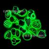Sapato de fruta luminoso com desenho de flor e buracos, sapato decorativo de borracha macia em PVC, fivela decorativa criativa fluorescente superior