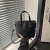Bolso retro de moda para mujer, nuevo modelo 2026, bolso de lujo ligero, bolso de hombro de alta gama, bolso versátil para el día a día