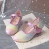 Nuevos zapatos de cristal para niños de primavera y verano, zapatos de tacón alto para niñas, zapatos de cuero de princesa para actuación, zapatos planos coloridos brillantes de suela suave, modernos