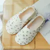 Zapatos de luna al por mayor primavera y verano malla transpirable floral zapatos para mujeres embarazadas gruesos talla grande antideslizantes bolsa en el talón pantuflas de interior para el hogar