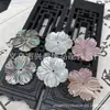 25mm Concha Rosa Cuatro Colores Natural Rosa Mariposa Concha Camelia Flor Tallada Pendientes Broche Accesorios Concha Material DIY