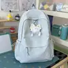 Mochila com estampa de borboletas em uma suave e branca atmosfera de luar, uma mochila pequena fresca e jovial para fugas de férias de conto de fadas