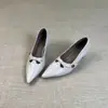 Zapatos de mujer de piel de oveja súper suaves con punta fina estilo francés, modelo nuevo 2026, tacón de cuña, corte bajo, tacones altos versátiles y elegantes para el lugar de trabajo y para ir al trabajo