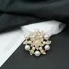 Moda Europeia e Americana Exquisite Broche Duplo Flor Folha Liga de Zinco Pérola Corsage Pin para Terno Vestido Alto Senso
