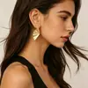 Pendientes metálicos de abanico ondulado más vendidos de Amazon, lujo ligero, elegantes y versátiles, joyería de nicho al por mayor