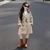 Trench Coat Feminino Outono 2026 Novo Estiloso Fashionável Britânico Comprimento Médio Infantil Médio e Grande Casaco de Outono Infantil