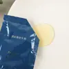 Shampoo e gel de banho perfumados descartáveis específicos para hotel, sachê de 8g, um conjunto de amenidades para hotéis e spas, conveniente para viagens