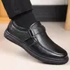 Novos mocassins casuais de velcro versáteis de couro genuíno para outono, sapatos de direção respiráveis com sola macia antiderrapante