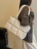 Bolso tote simple de gran capacidad para mujer, nuevo bolso de hombro casual para el otoño de 2026, bolso acolchado de algodón súper popular y moderno
