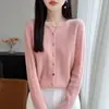 2026 Otoño Temprano Nuevo Cárdigan de Lana Tejido en Cable Estilo Suave para Mujer Suave y Acogedor Casual Versátil Abrigo Suéter Mujer