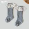 Calcetines de algodón de grado A para bebé, versátiles para primavera y otoño, con un dulce diseño de encaje calado, de longitud media hasta la pantorrilla y un borde festoneado estilo princesa.